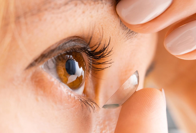 Comment mettre des lentilles de contact facilement