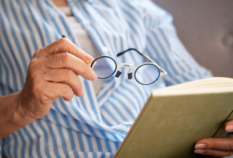 Presbytie : à quel âge apparaît-elle ?