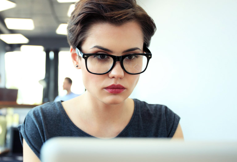 Les traitements anti-reflets des lunettes : comment ça fonctionne ? Les traitements anti-reflets des lunettes